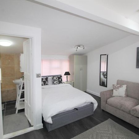 Studio 2 Min Walk To Upton Park Station Londra Exterior foto