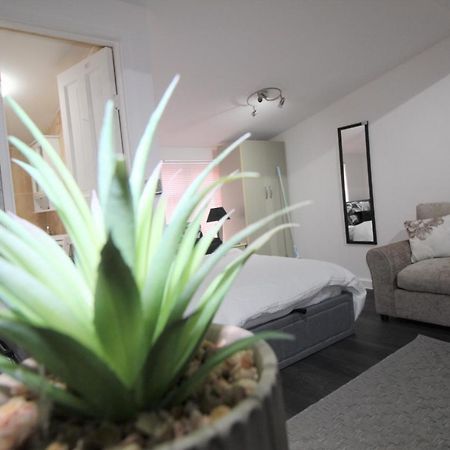 Studio 2 Min Walk To Upton Park Station Londra Exterior foto