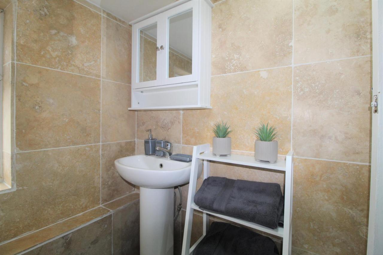 Studio 2 Min Walk To Upton Park Station Londra Exterior foto