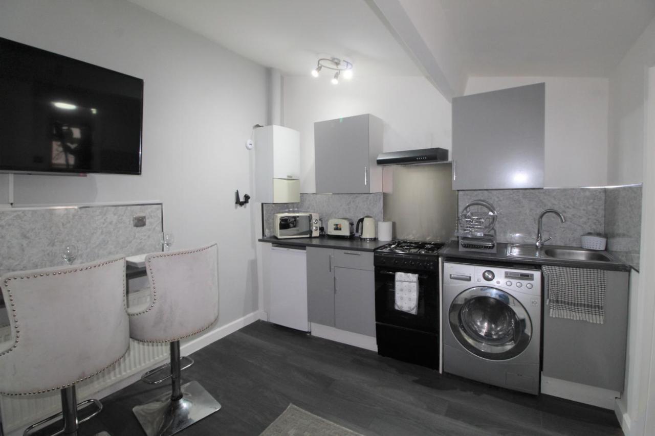 Studio 2 Min Walk To Upton Park Station Londra Exterior foto