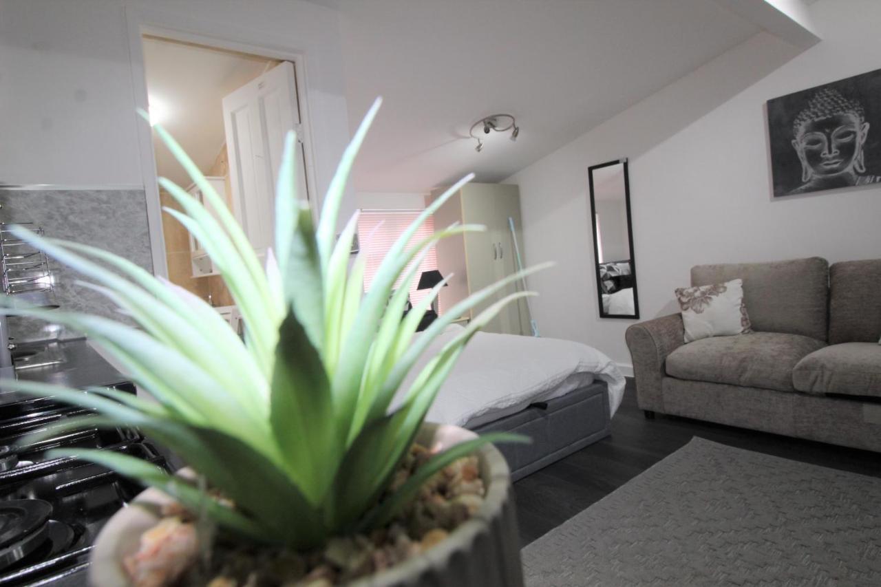 Studio 2 Min Walk To Upton Park Station Londra Exterior foto